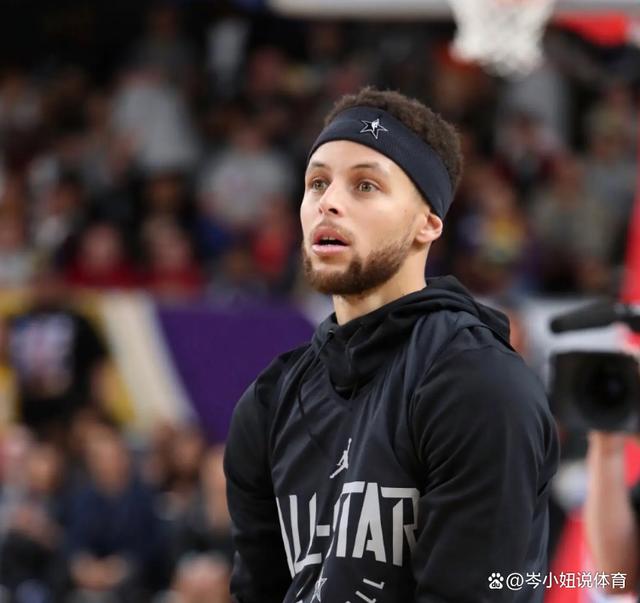 库里迎来十五赛季出色发挥，篮网观众热烈欢呼！